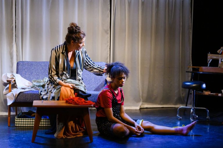 Un espoir – Les trois reflets d’une adoption – photo de scène 1